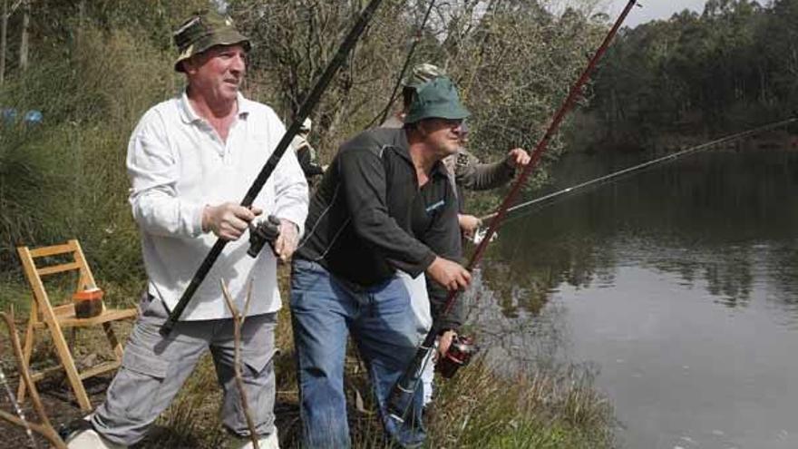 Un grupo de pescadores, durante la apertura de la temporada en Zamáns el año pasado. // Ricardo Grobas