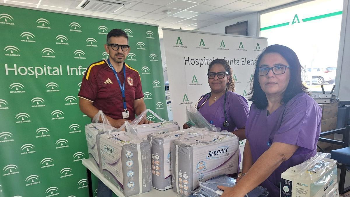 Médicos venezolanos del Hospital Infanta Elena han convertido un centro de acopio improvisado junto a Urgencias en una red solidaria para enviar material sanitario