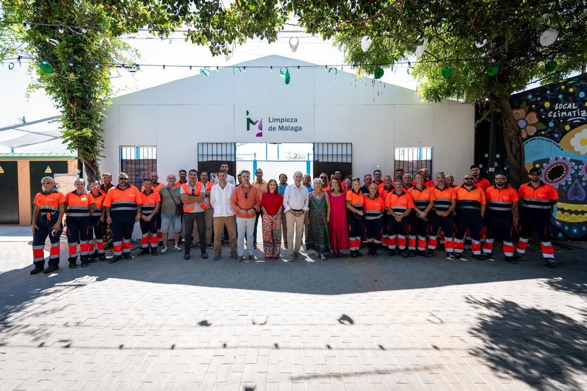 Encuentro en el Real de la Feria del alcalde y la concejala de con trabajadores de Limasam