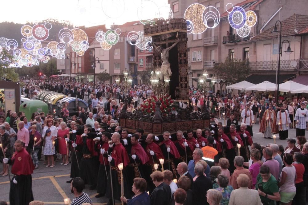 La procesión del Cristo y los fuegos llenan las calles de Cangas. // S. Álvarez