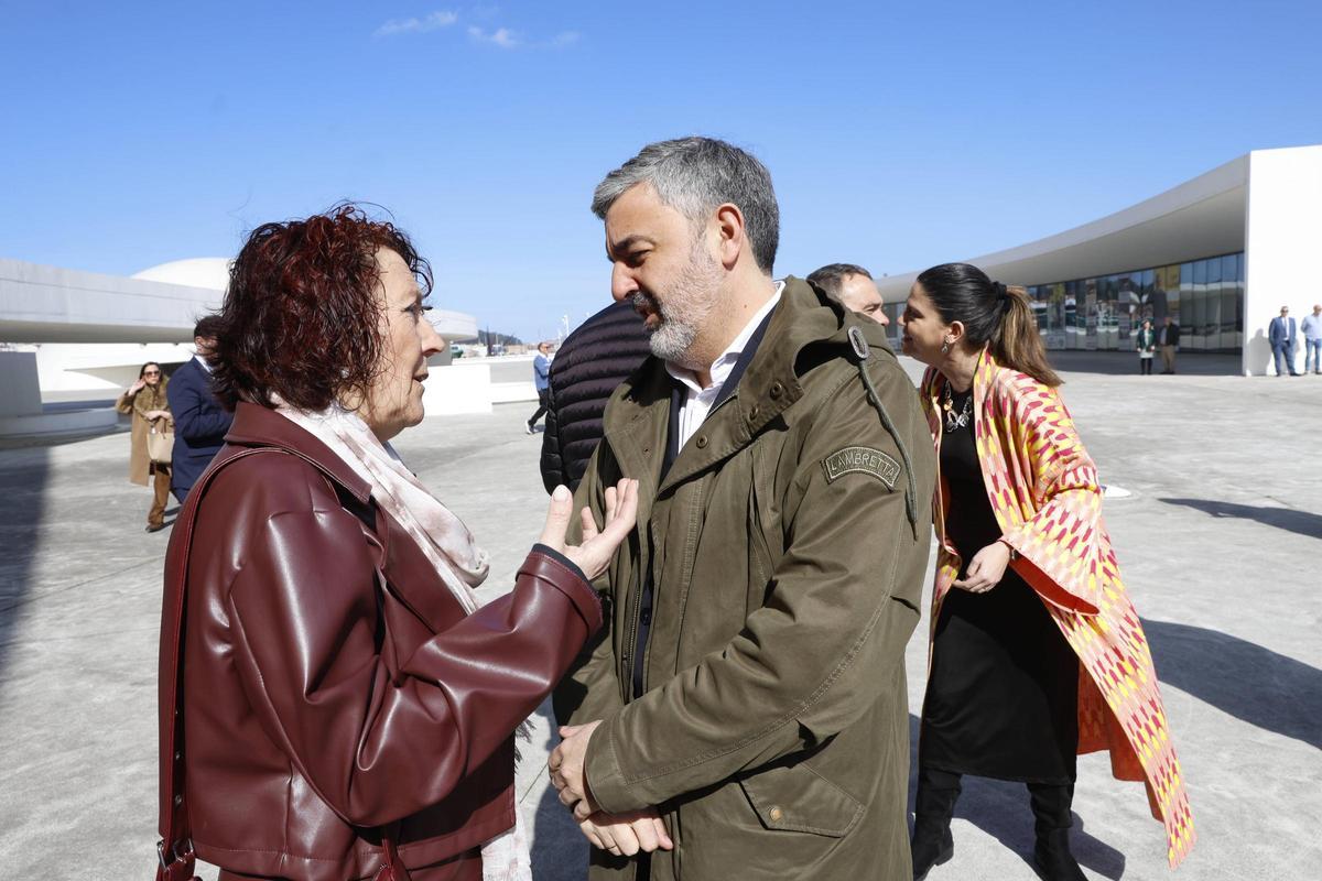 Cecilia Pérez, charlando con Alejandro Calvo.