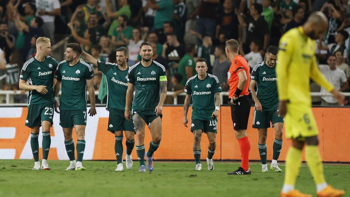 Los jugadores del conjunto griego celebran uno de los dos tantos.