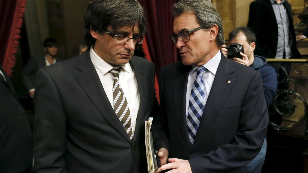 Carles Puigdemont i Artur Mas conversant al Parlament en una imatge d&#039;arxiu