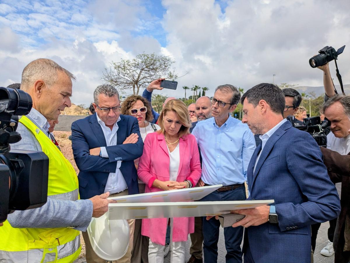 La vicepresidenta, revisando los planos del edificio que estará finalizado en abril de 2027.