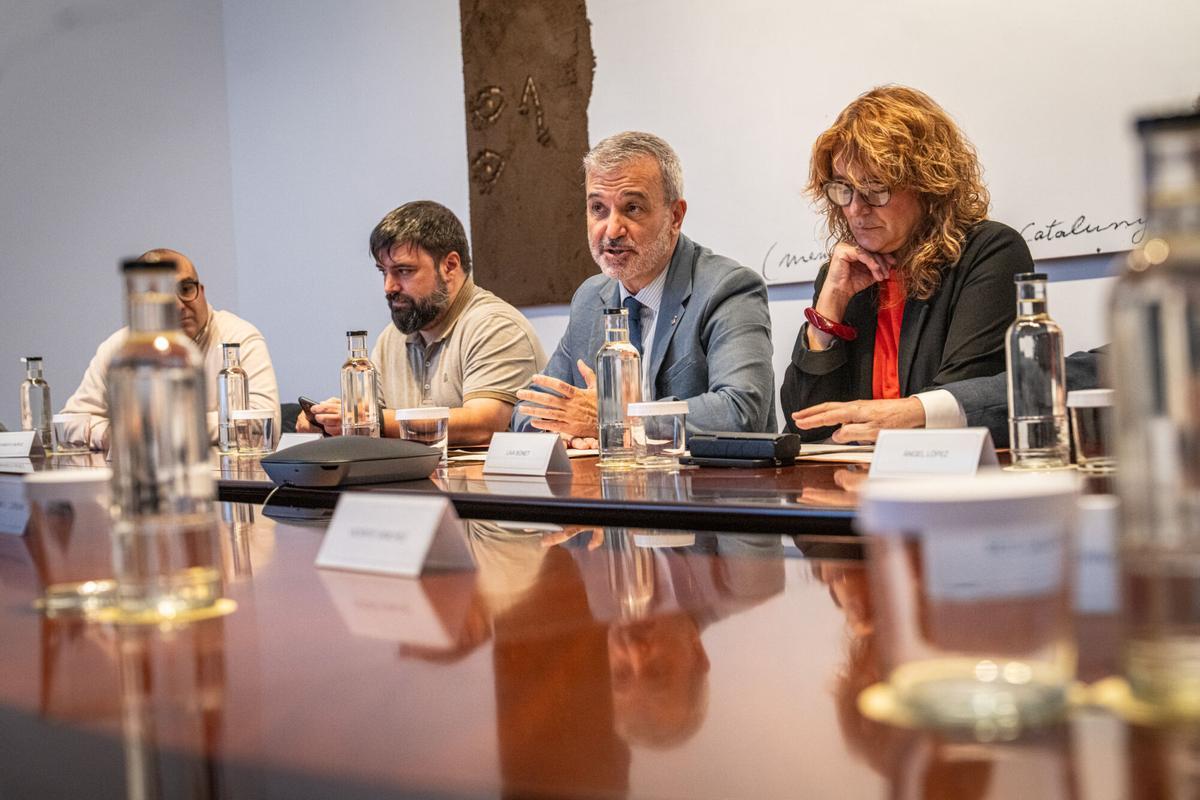 Barcelona, 30/10/2025 Baercelona. Presentación del Observatorio de la Motocicleta El alcalde Jaume Collboni recibirá a las entidades que, junto con el Ayuntamiento, forman el nuevo Observatorio de la Motocicleta, una plataforma de trabajo conjunto para generar e implementar medidas relacionadas con este medio de transporte. Acompañarán al alcalde la primera teniente de alcaldía, Laia Bonet, y asistirán José María Riaño, secretario general de Anesdor; Jaume Alguersuari, portavoz de Motoristas de Barcelona; y Vicente Sánchez, presidente de la Asociación de Prevención de Accidentes de Tráfico, P(A)T. AUTOR: MANU MITRU