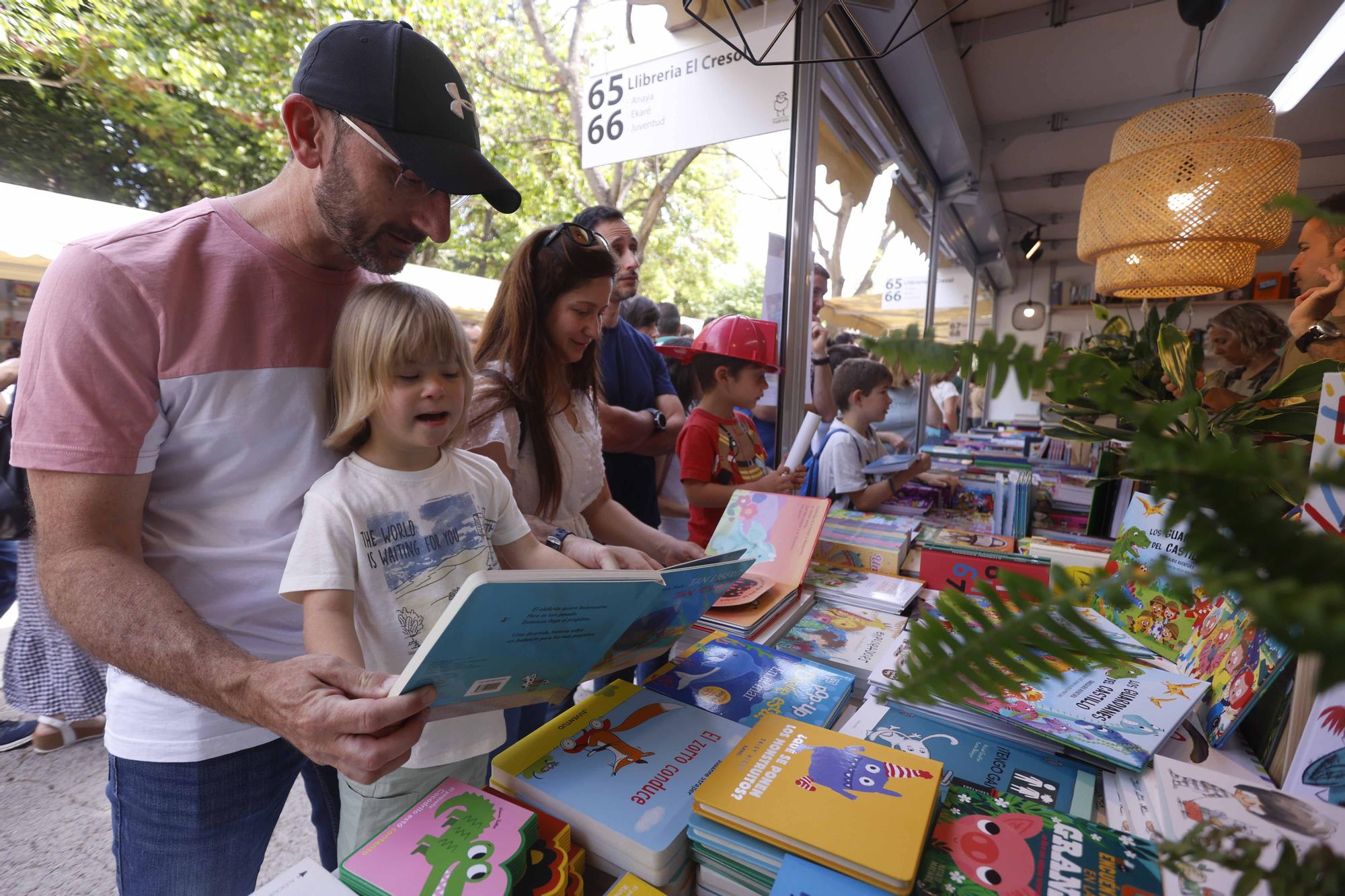 Llenazo de domingo en la Fira del Llibre