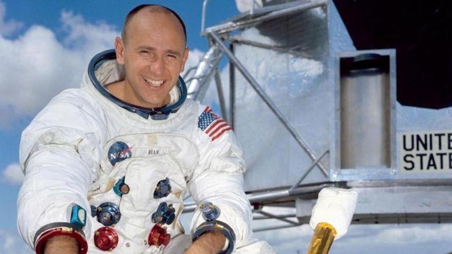Muere el astronauta Alan Bean, el cuarto hombre que pisó la luna