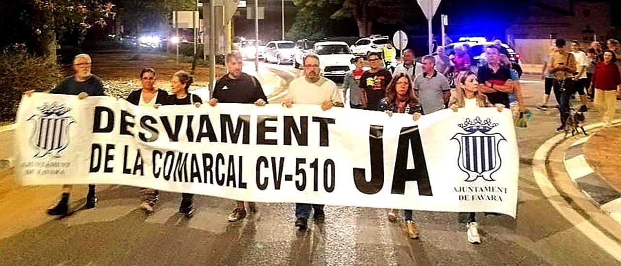 Vecinos de Favara protestan en la calle para reclamar el desvío.