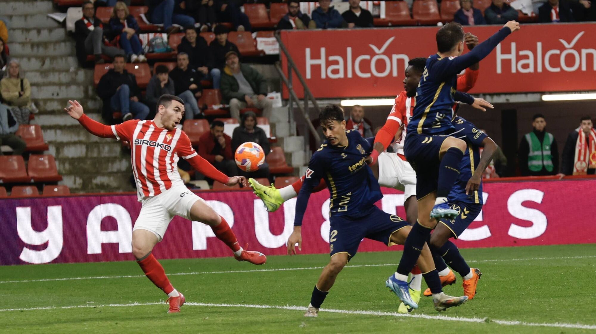 EN IMÁGENES: El Sporting - Tenerife disputado en El Molinón