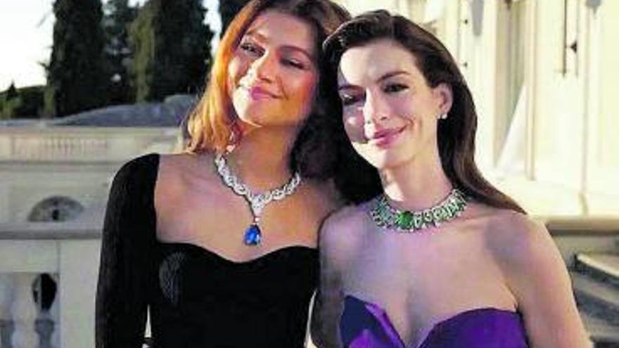 Las actrices Zendaya y Anne Hathaway, en el cortometraje.