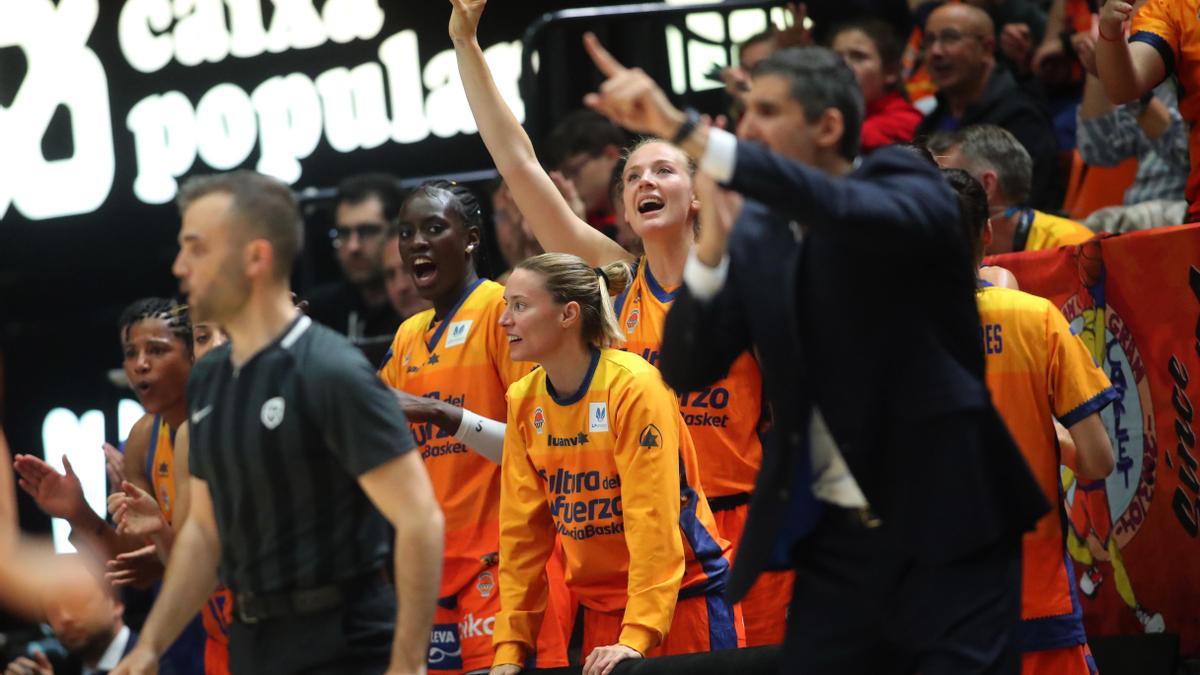 El banquillo muestra su felicidad mientras Burgos da las últimas instrucciones antes del final de los cuartos de final