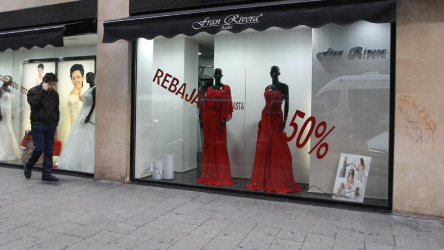 Una tienda de ropa en la murciana calle de Santa Teresa exhibe en su escaparate que ya está de rebajas.