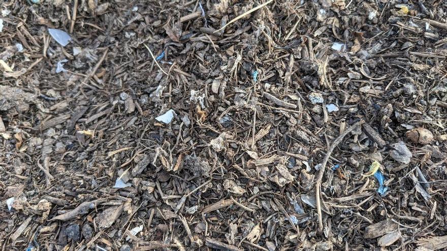 El Consell Comarcal acusa els usuaris de la recollida orgànica de la presència de plàstics en els adobs