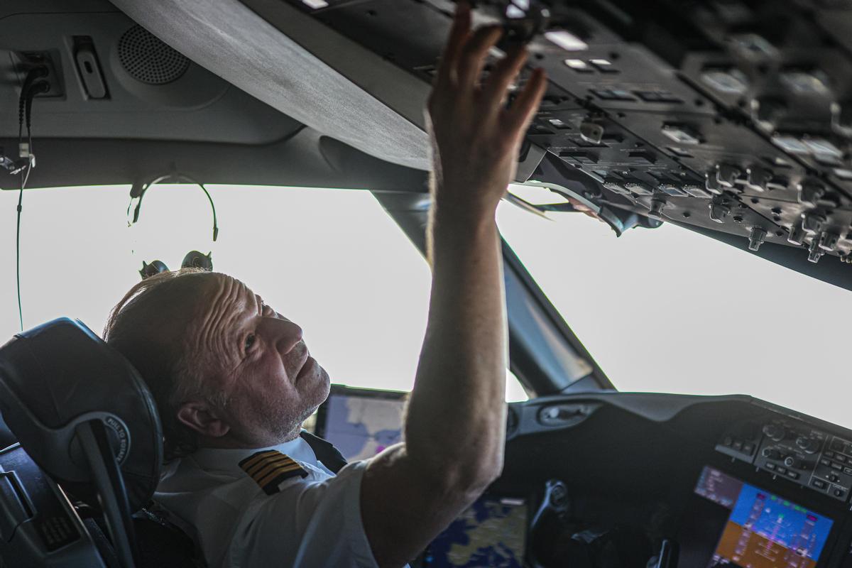 Enrique Piñeyro controla, desde el asiento del comandante, que todo este apunto en su Boeing antes de partir de Islamabad.