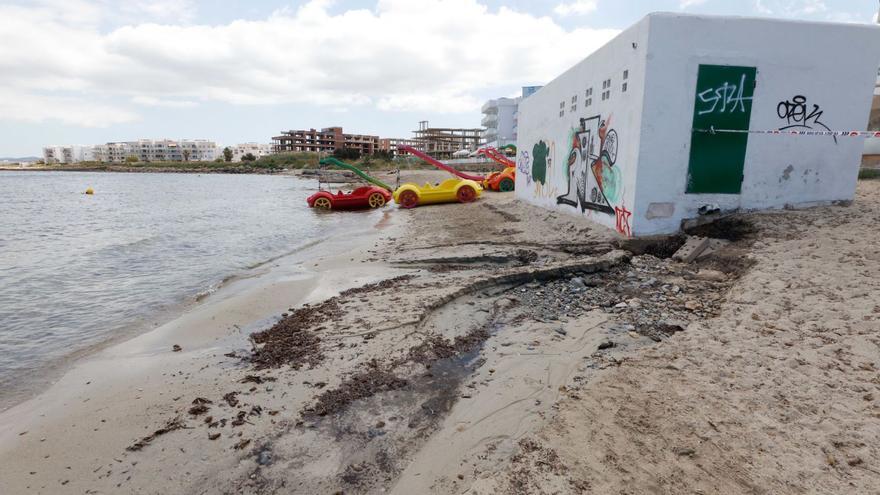 La estación de bombeo de Xinxó situada en medio de la playa, en la que se han producido vertidos de aguas fecales. | J. A. RIERA