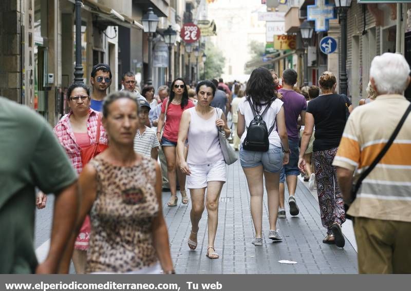 GALERÍA DE FOTOS- Vila-real disfruta del último mes de rebajas