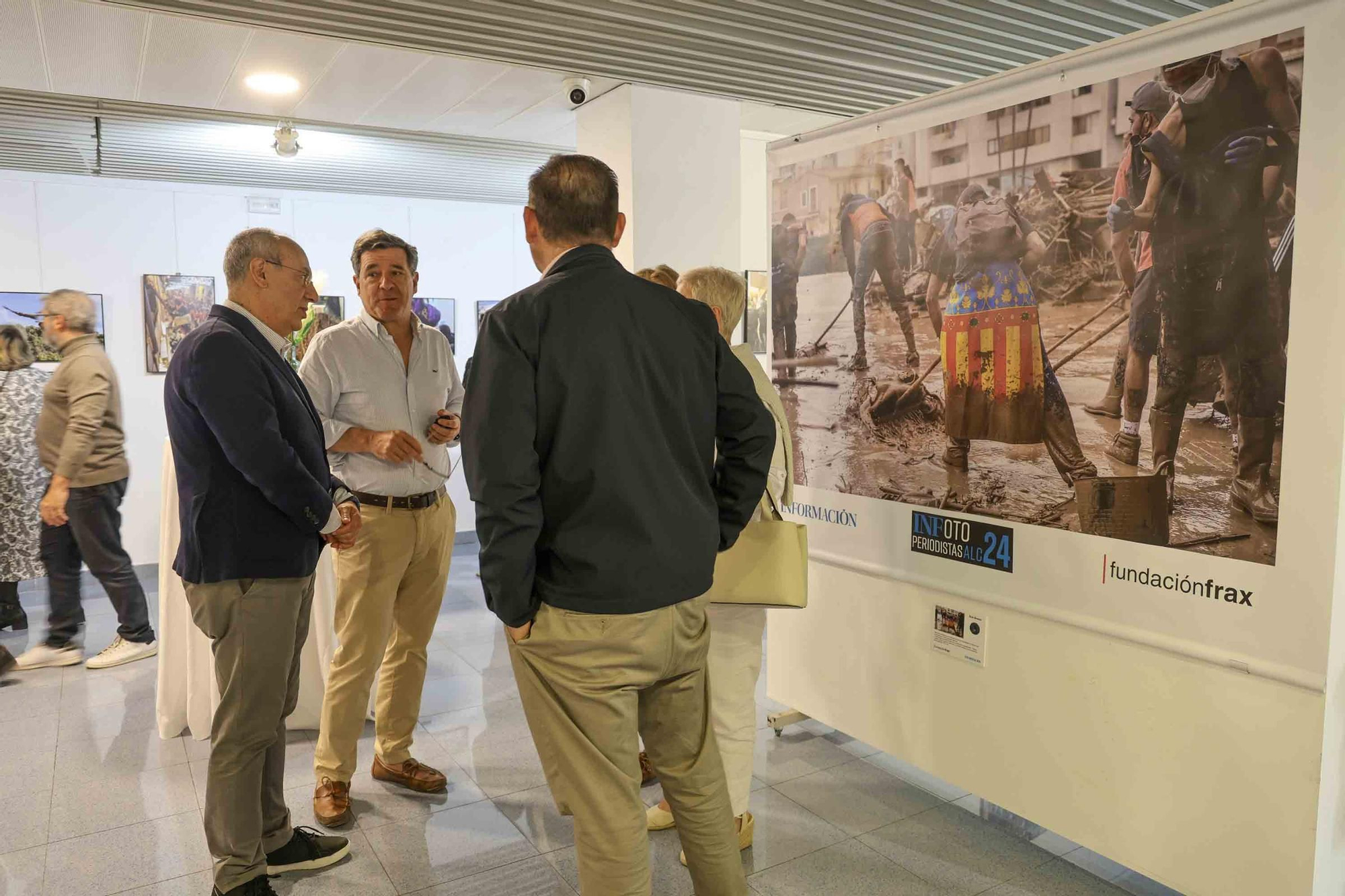 lleno total en la inauguración de INFotoperiodistas 2024,. un año de fotografía de prensa en Alicante
