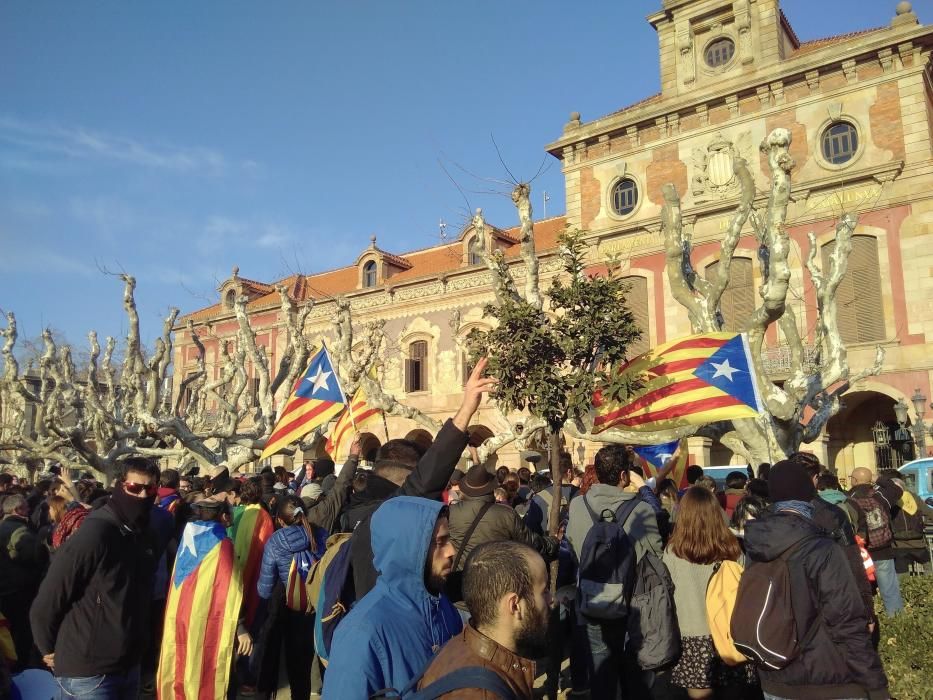 Las personas que han participado este martes en la movilización de la ANC y de los Comités de Defensa por la República a favor de la investidura del candidato de JxCat a presidir la Generalitat, Carles Puigdemont, han entrado sobre las 16.15 horas en el parque de la Ciutadella en dirección al Parlament al reabrirse el recinto una vez aplazado el pleno y se han concentrado ante la cámara.