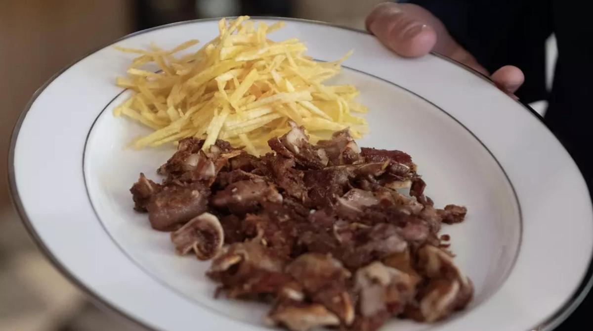 La oreja con patatas paja de Caja de Cerillas.