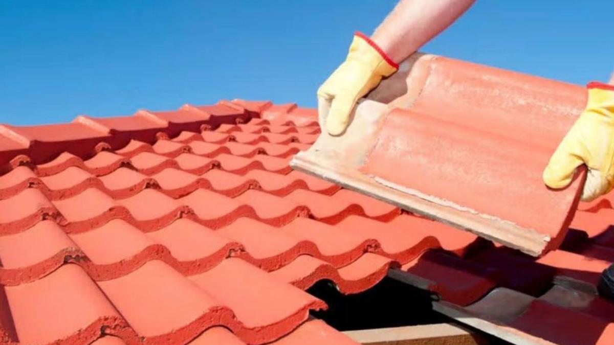 La reparació d’unes teules. | AJUNTAMENT DE CRUÏLLES I MONELLS