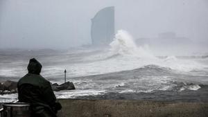 El fuerte oleaje en una playa de Barcelona.