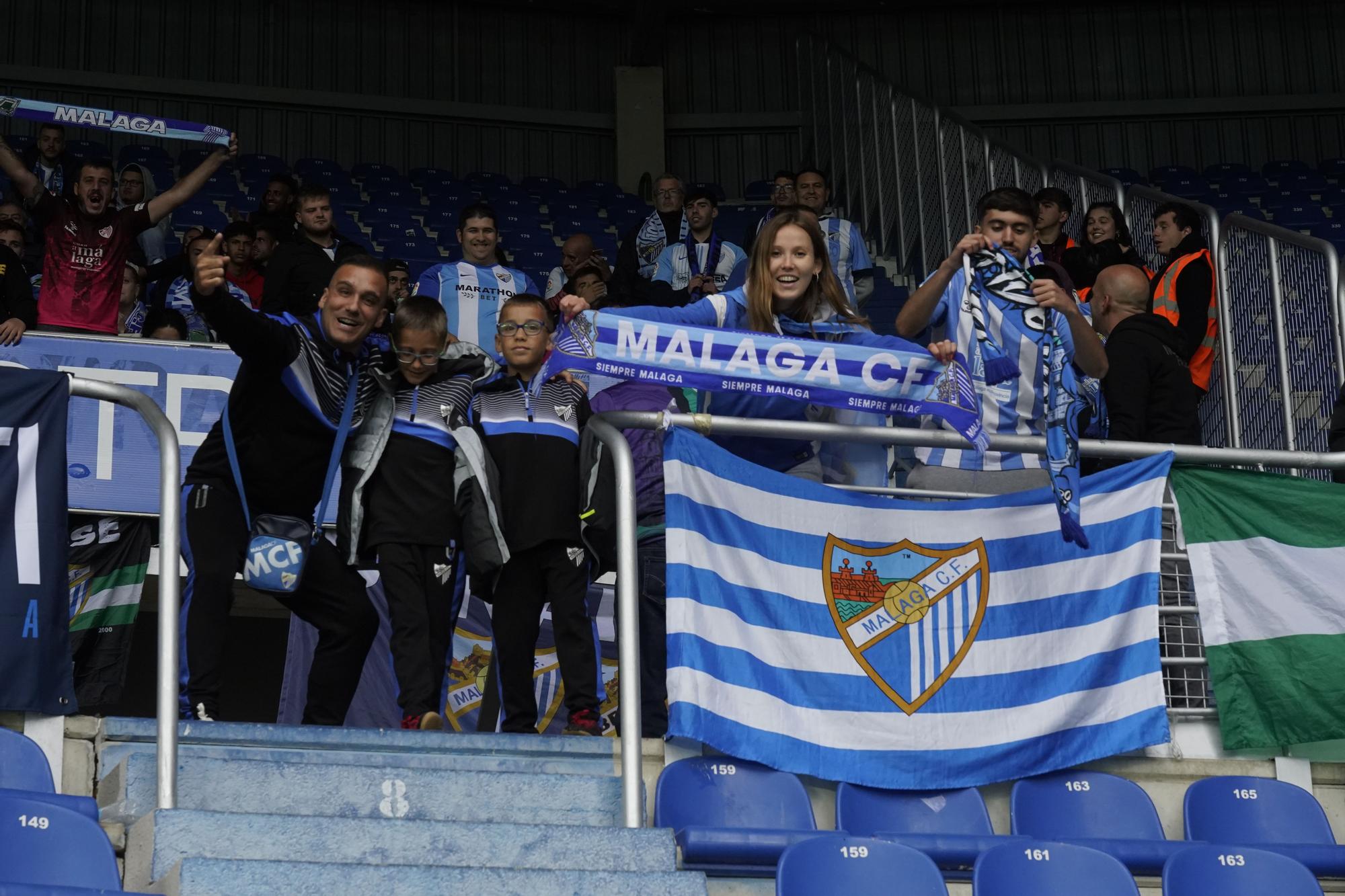 Aficionados del Málaga CF en las gradas de Mendizorroza