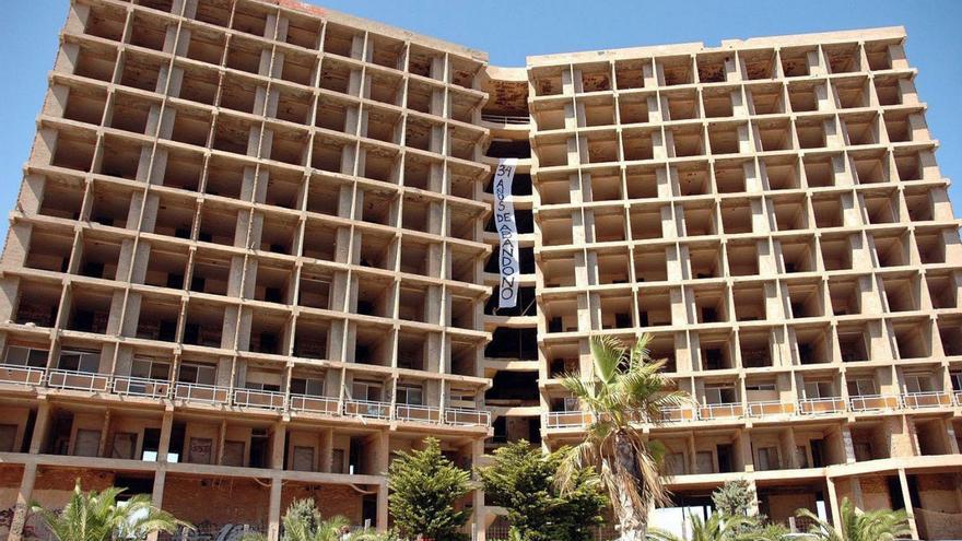 Estructura abandonada de La Manga que lleva varias décadas esperando la demolición. | L.O.