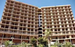 San Javier da diez días para derribar el edificio inacabado de La Manga