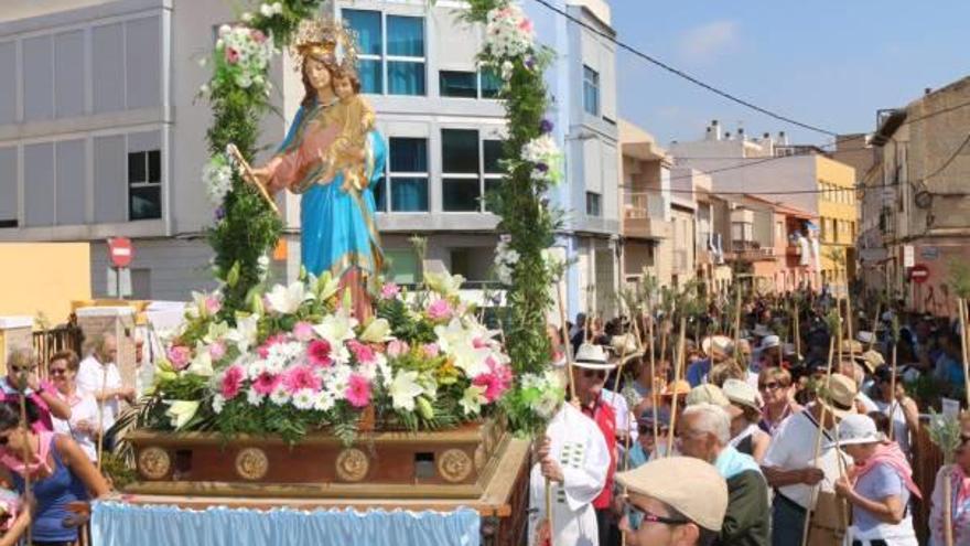 La romería arrancó ayer desde el centro de El Campello con centenares de fieles que acompañaron a la imagen de María Auxiliadora hasta la Obra Salesiana.