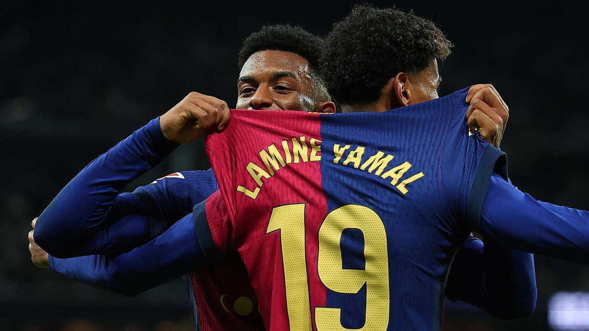 Balde levanta la camiseta de Lamine Yamal para resaltar su nombre