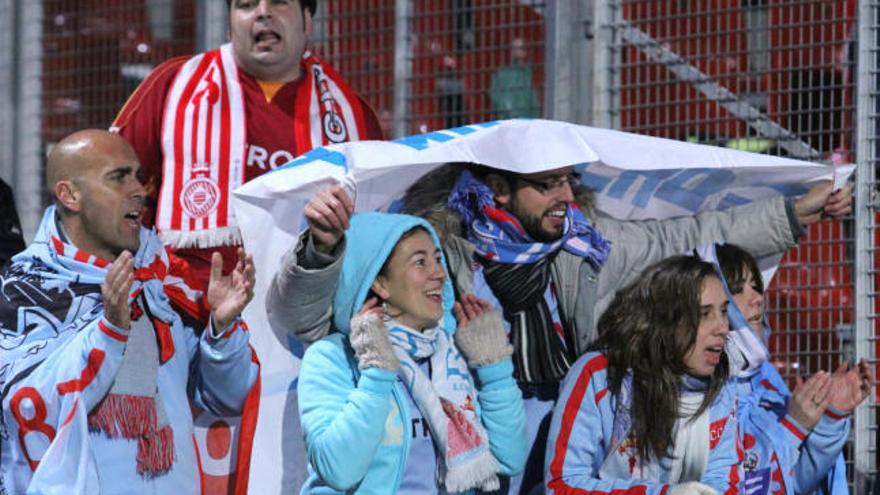 El Celta volvió a disfrutar del apoyo de varias decenas de seguidores, muchos de la Peña Blau Cel. // LOF