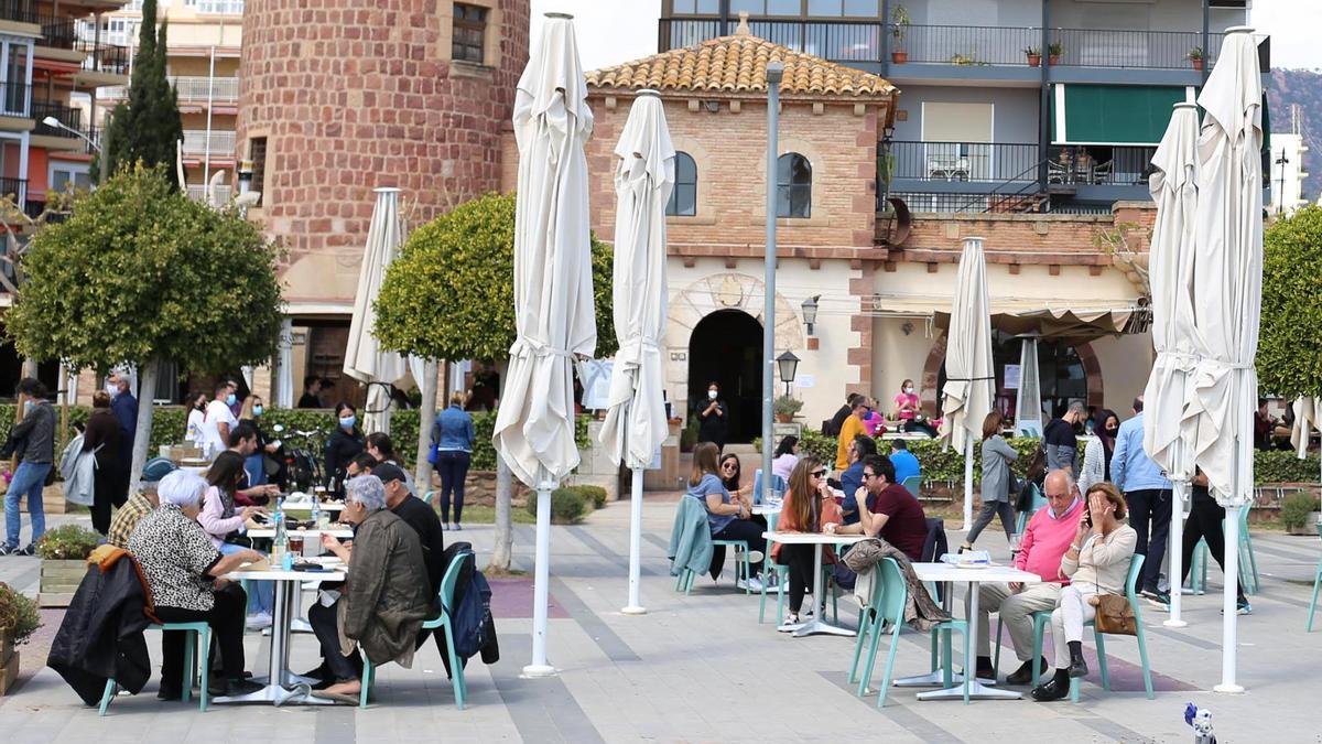 Terraza llena en Benicàssim.