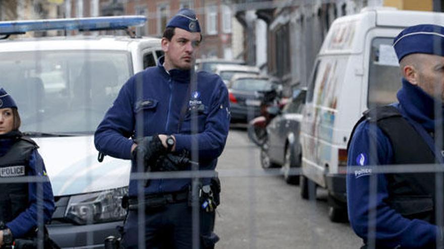 Agentes de policía belgas patrullan en Verviers.