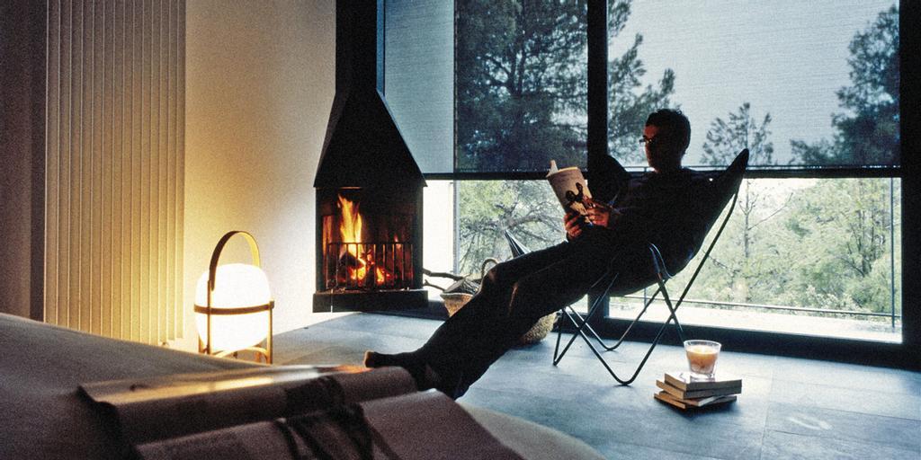 Estancia con chimenea del Hotel Consolación.