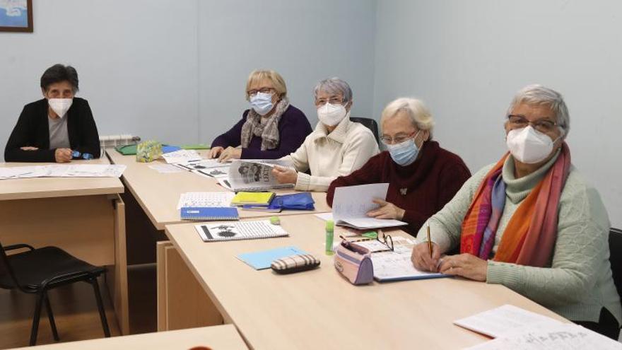 Carmen junto a sus compañeros en la clase del jueves.