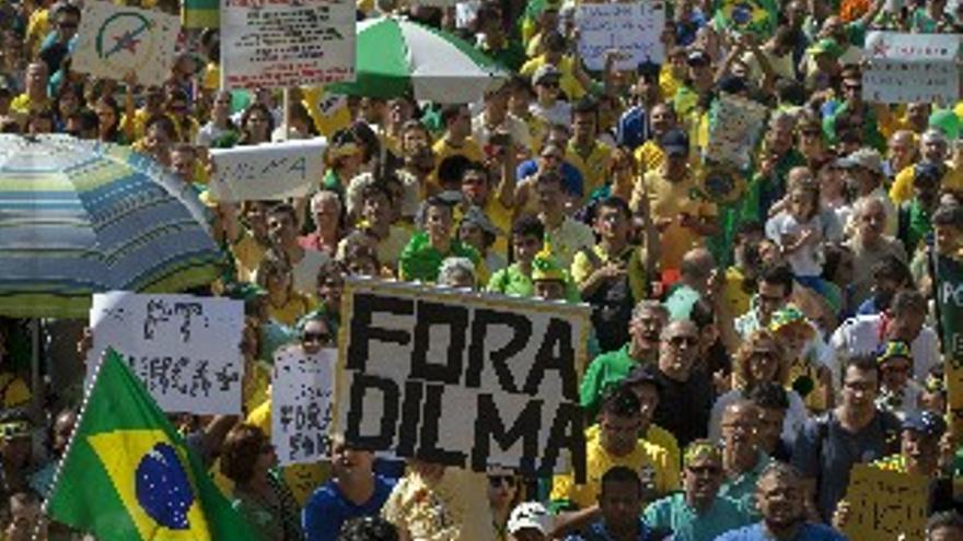 Miles de brasileños salen a la calle contra las politicas de Dilma Rousseff