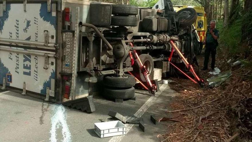 Liberado el conductor de un camión atrapado al volcar en Xaz