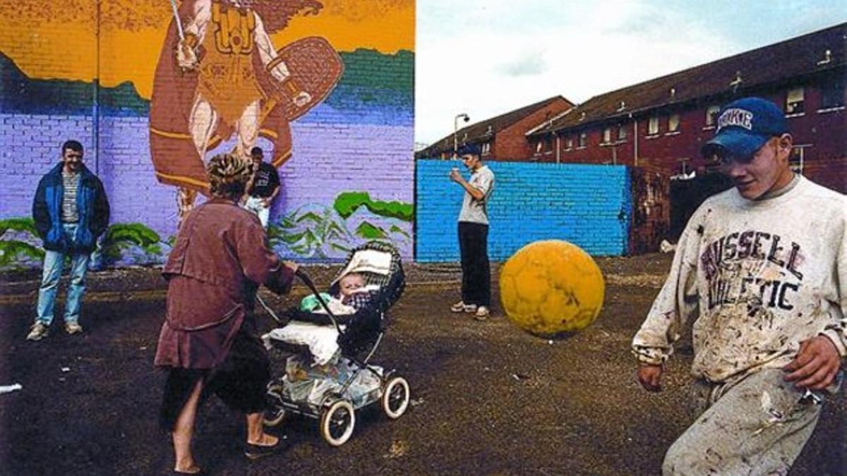 Los colores de la vida cotidiana en un barrio de Belfast, en 1997.