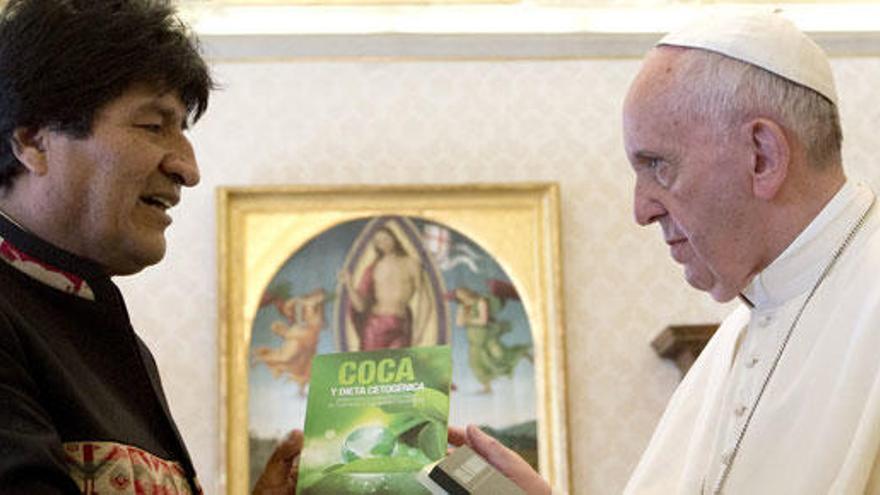 Evo Morales regala tres libros sobre coca al Papa.