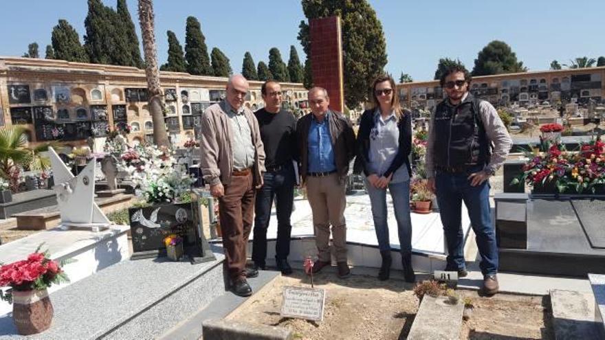 Los representantes del GRMH con los ediles de Paterna en el cementerio.