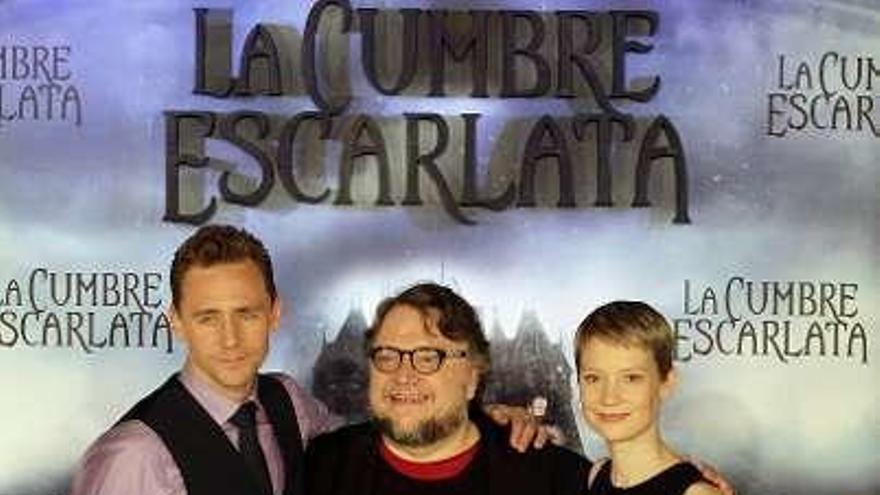 Del Toro, con los actores del filme.
