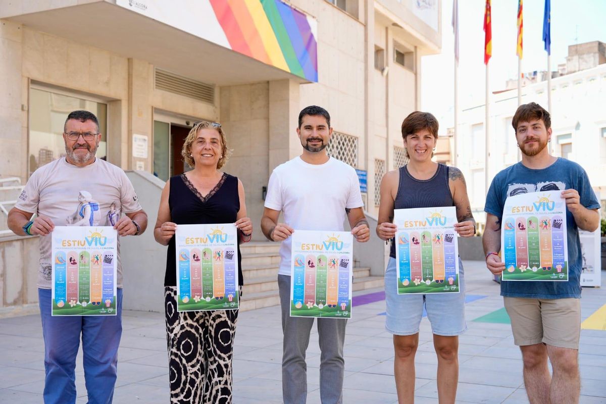 Las autoridades de l'Alcora, con el cartel de 'Estiu Viu 2025'.
