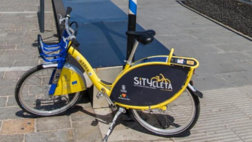 Una bicicleta pública en el muelle de cruceros.