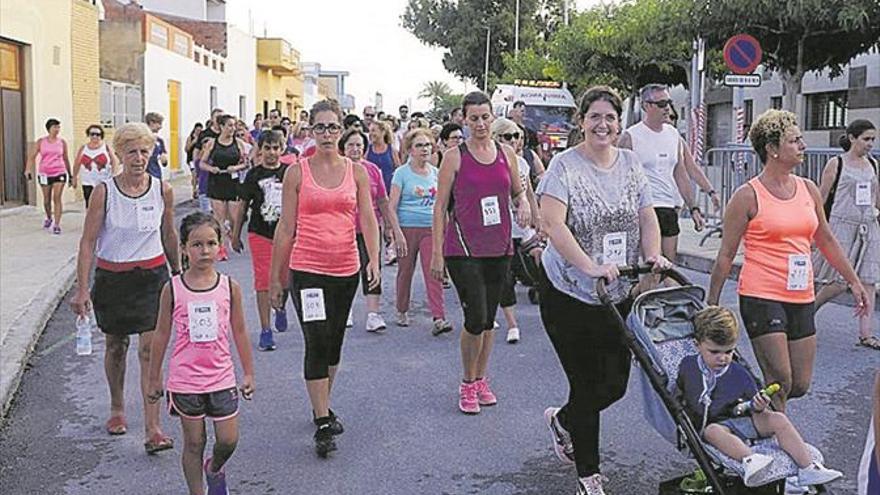 La marcha solidaria atrae a cientos de vecinos en Sant Roc