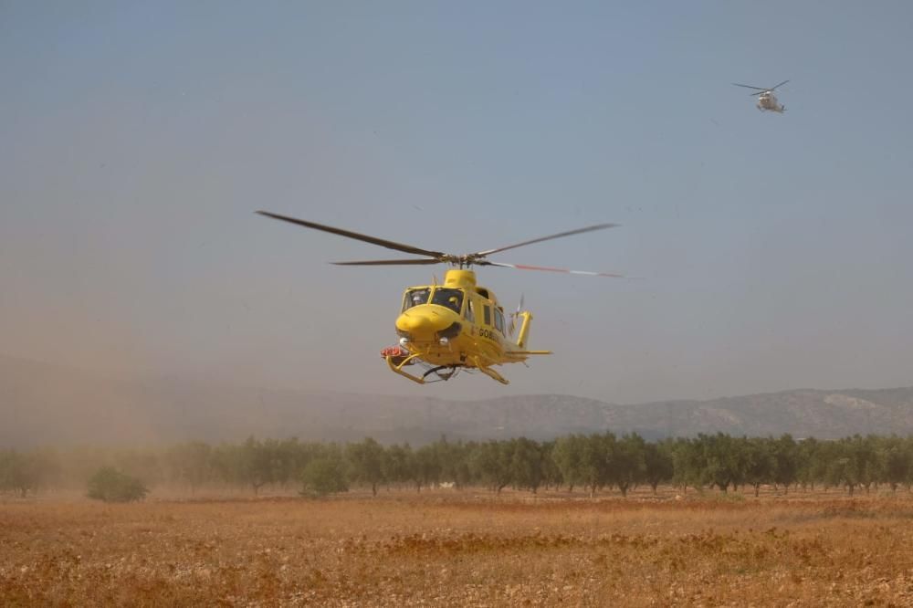 Efectivos en helicóptero llegan a la zona del incendio