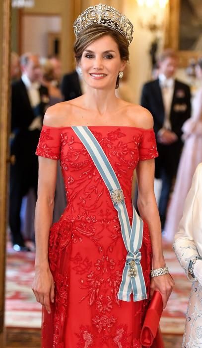 La Reina Letizia posa con un brillante y espectacular vestido rojo de Fernando Varela en su visita de Estado a Reino Unido