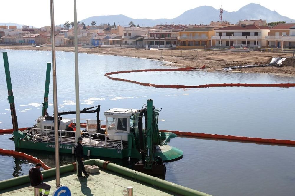 Así trabaja la brigada de limpieza en el Mar Menor