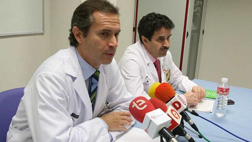 El director del hospital (izquierda) y el jefe de Enfermedades Infecciosas presentaron ayer los últimos datos sobre el sida