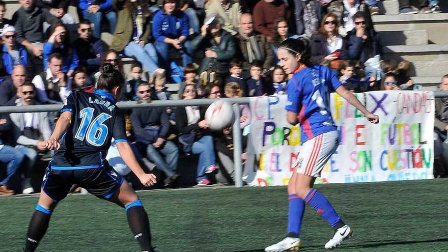 Isina golpea el balón ante Laura en el Real Oviedo-Deportivo de la primera vuelta.