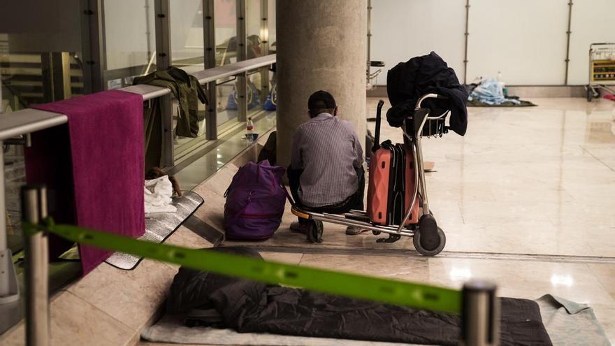 Decenas de personas sin hogar, atrincheradas en el aeropuerto de Barajas en la primera noche de controles de Aena: &quot;Son seres humanos y hay que tratarlos como tal&quot;